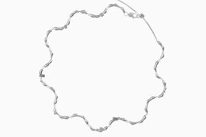 Collier réglable avec petit motif de vague sensée