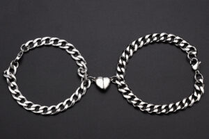 L'aimant de l'amour attire une paire de bracelets
