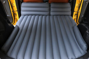 Lit gonflable pour voiture à hayon