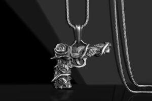 Collier à pendentifs en forme de fusil