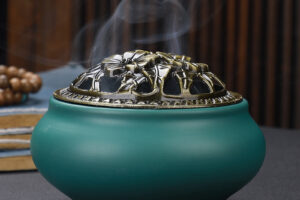 Brûleur d'encens en céramique avec couvercle en cuivre