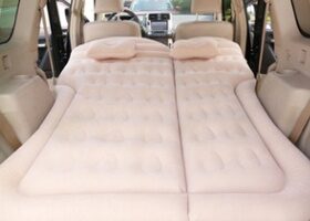 Le lit gonflable de la voiture à l'arrière peut être plié