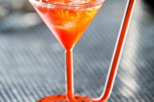 VERRE À COCKTAIL AVEC PAILLE