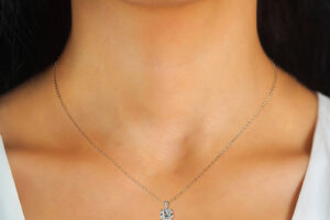 Collier classique à quatre griffes