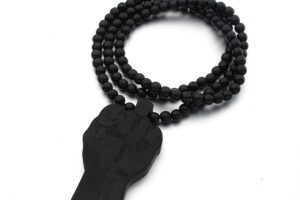 Collier en bois avec poing