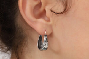 Boucles d'oreilles vintage à motif sculpté